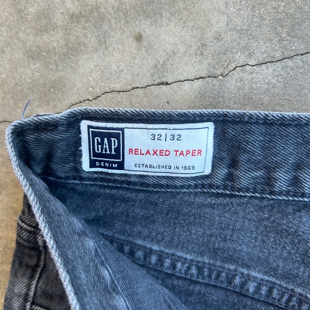 GAP Men's Dark Gray Relaxed Taper Jeans - Picture 3 of 7